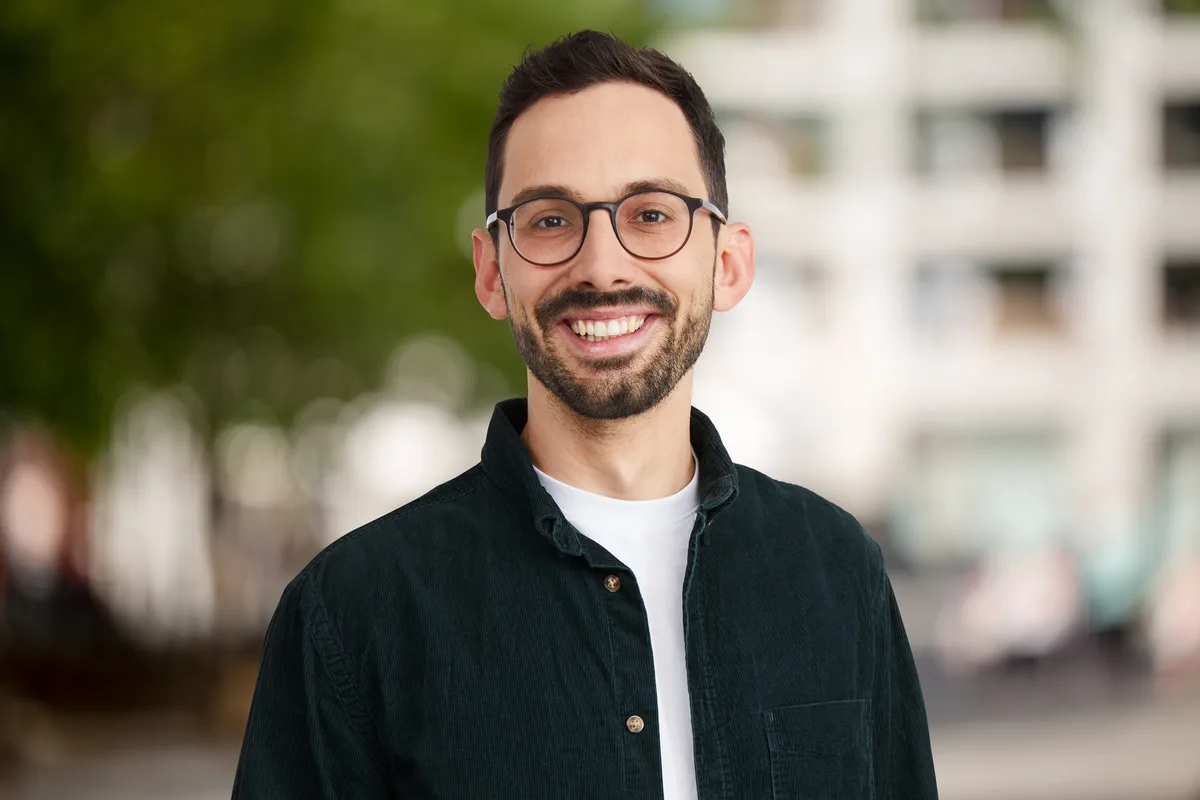 Jungpolitiker am Podium in Schulen